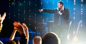 Adam Sandler Working on New Comedy Special for Netflix With UNCUT GEMS Director Josh Safdie Helming